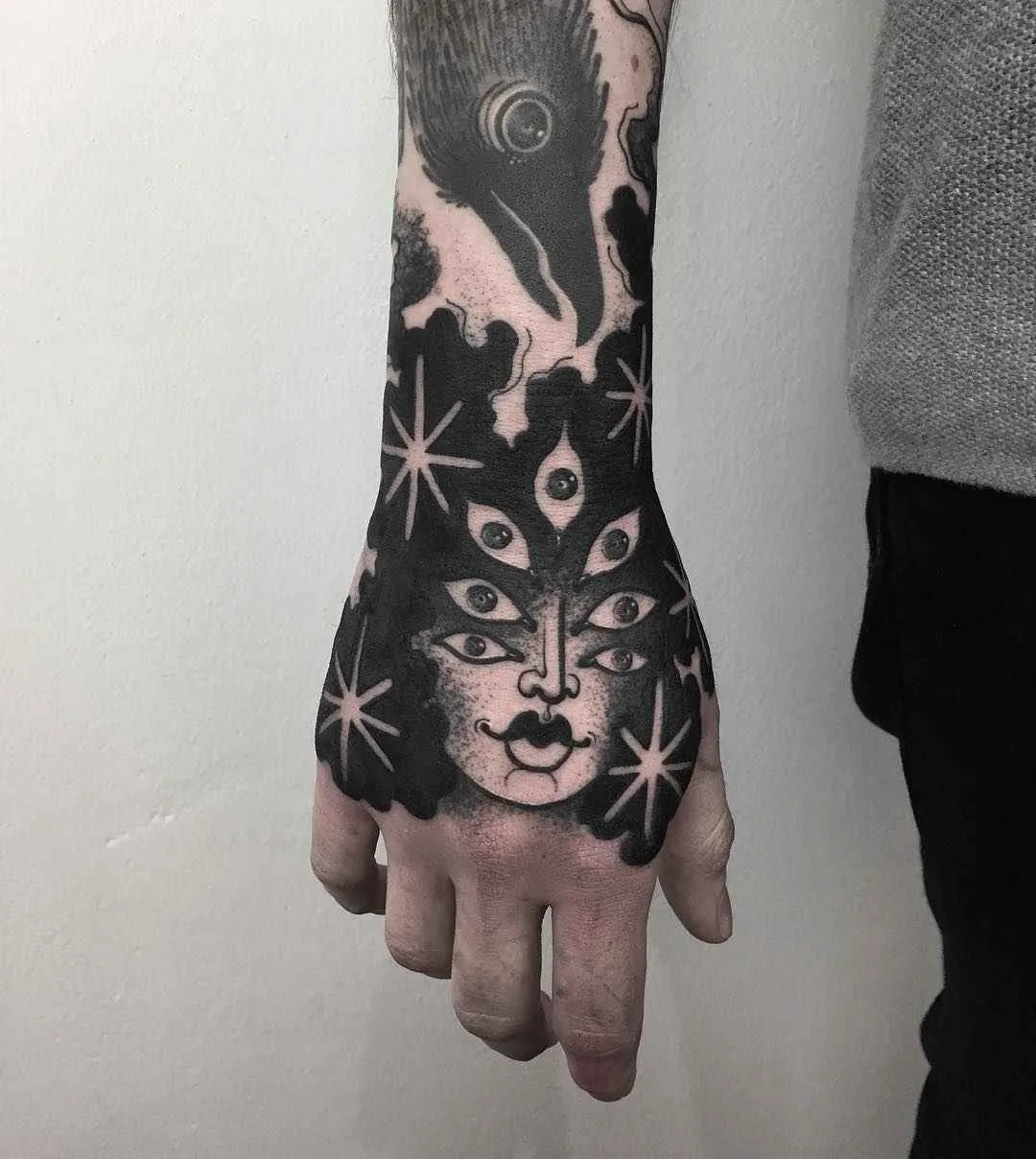 Artista de tatuagem Laura Yahna cria estilo de tatuagem blackwork | Alemanha, EUA