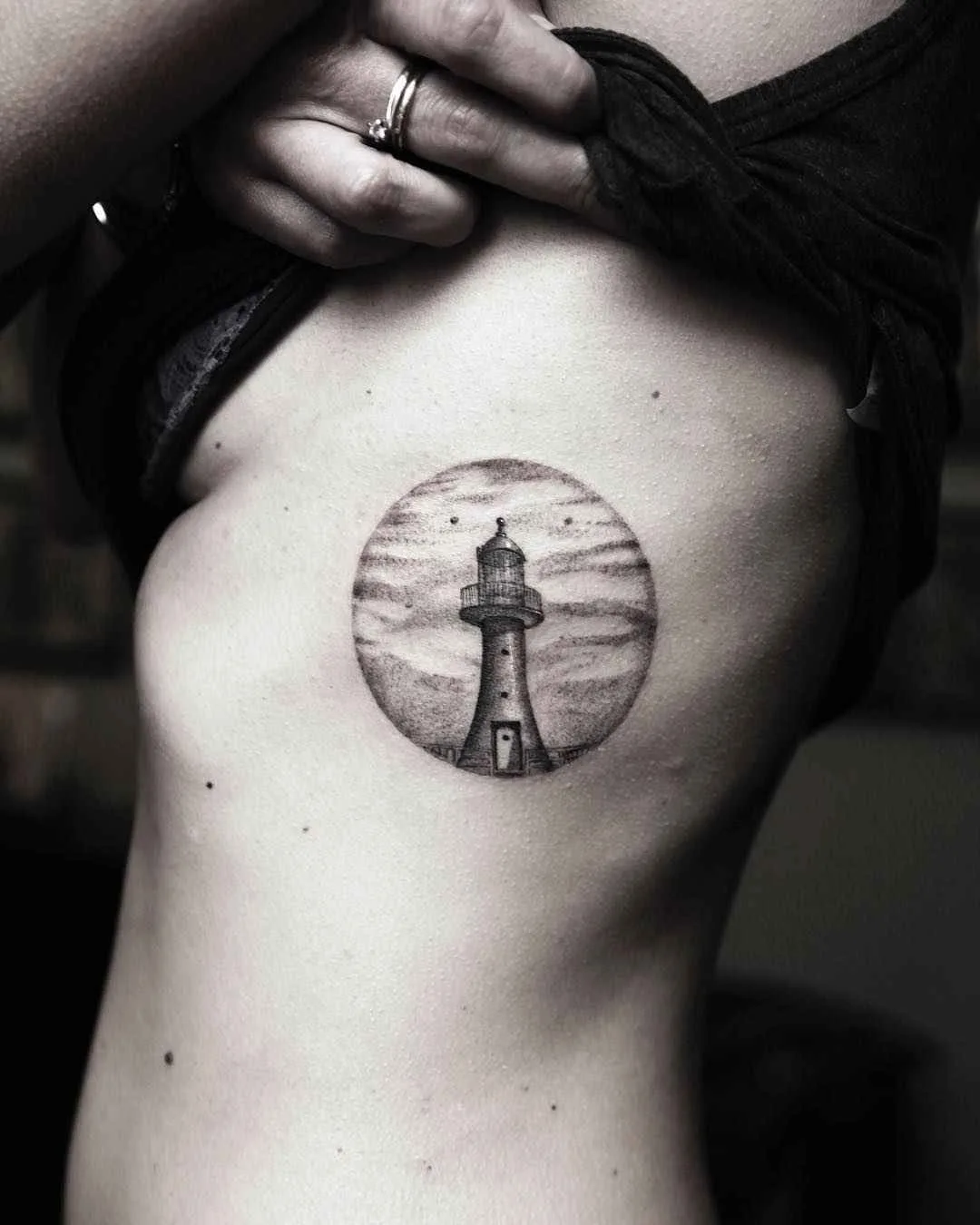 Artista de tatuagem Alessandro Capozzi tatuagem minimalista de autores negros | Roma, Itália