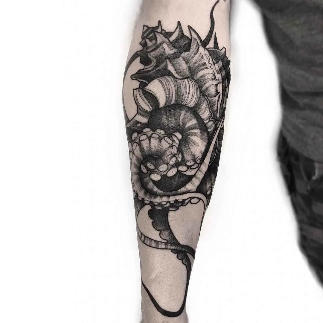 Tattoo artist Frank Carrilho authors Chaotic Blackwork tattoo | Portugal