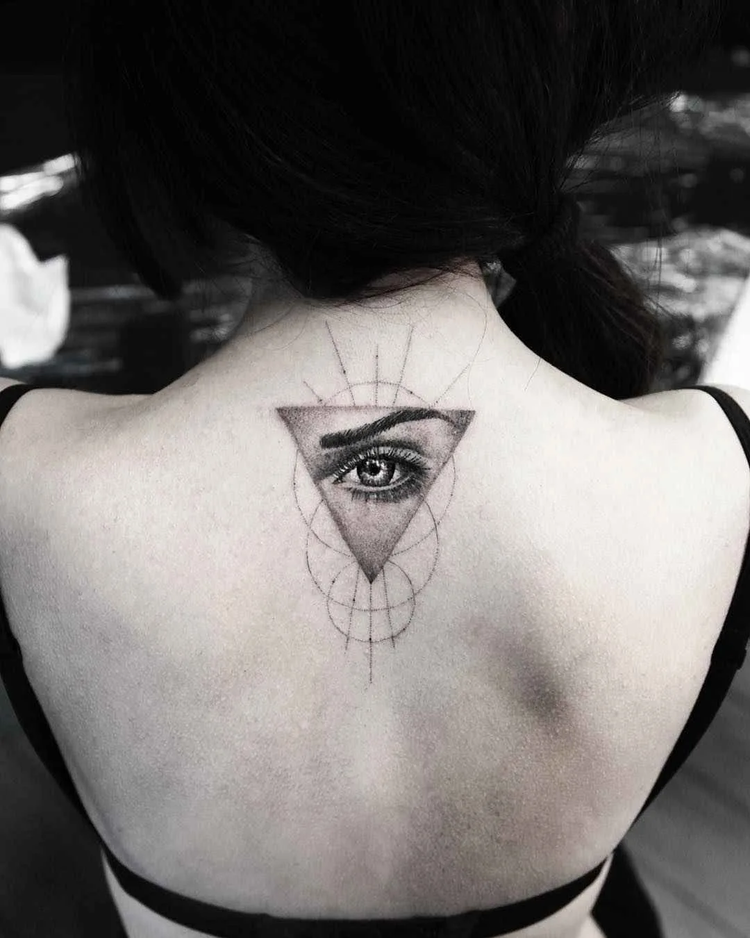 Artista de tatuagem Alessandro Capozzi tatuagem minimalista de autores negros | Roma, Itália