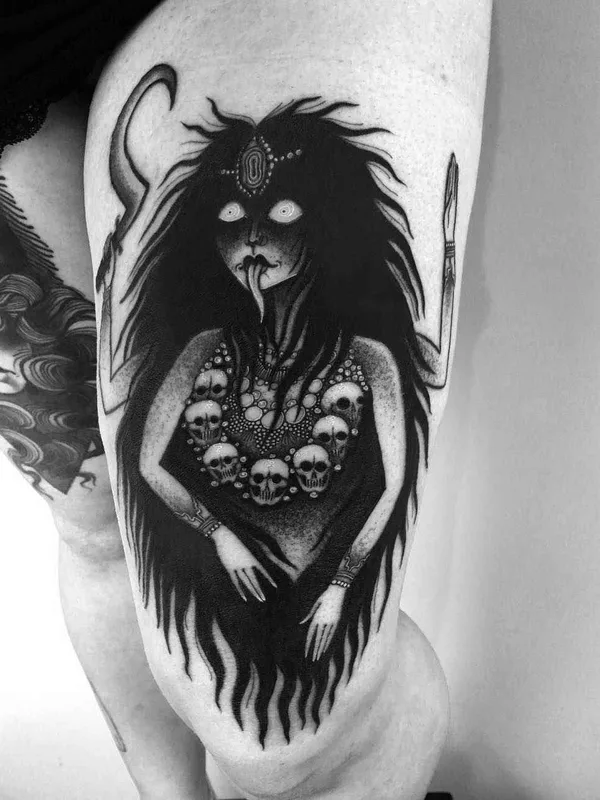 black and grey blackwork Tatuagem em thigh #16855 | Tatuador Laura Yahna