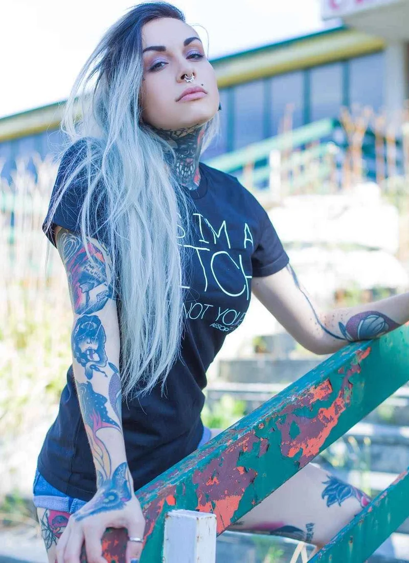 Modello tatuato Slim Suicide