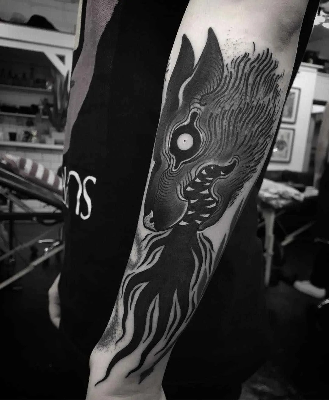 Artista de tatuagem Laura Yahna cria estilo de tatuagem blackwork | Alemanha, EUA