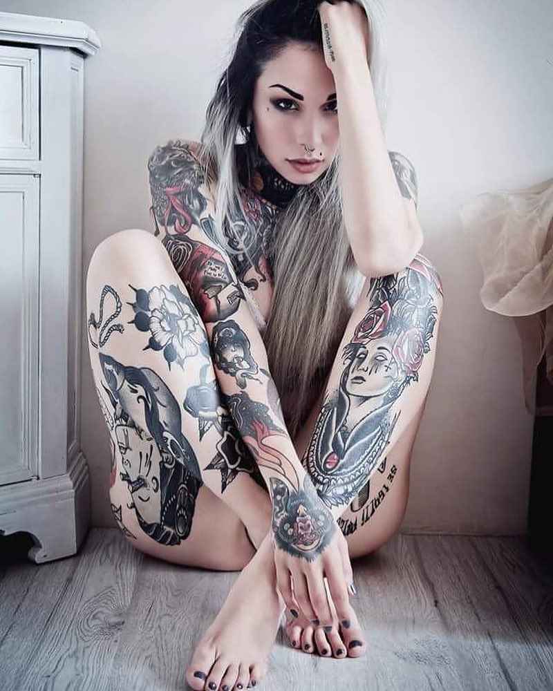 Татуированная модель Slim Suicide , альтернативна фото модель, татуированна...