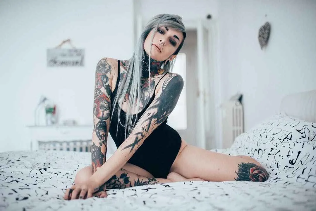 Modello tatuato Slim Suicide , modello alternativo, ragazza tatuata | Milano, Italia