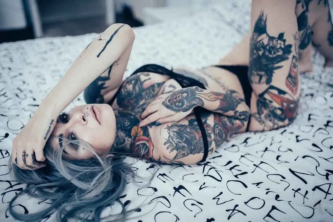Modello tatuato Slim Suicide , modello alternativo, ragazza tatuata | Milano, Italia