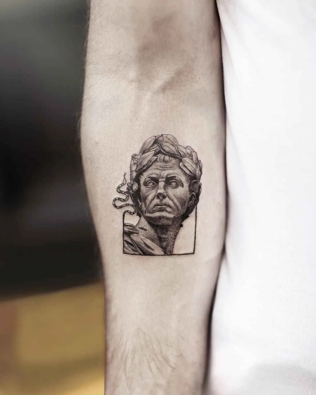 Artista de tatuagem Alessandro Capozzi tatuagem minimalista de autores negros | Roma, Itália