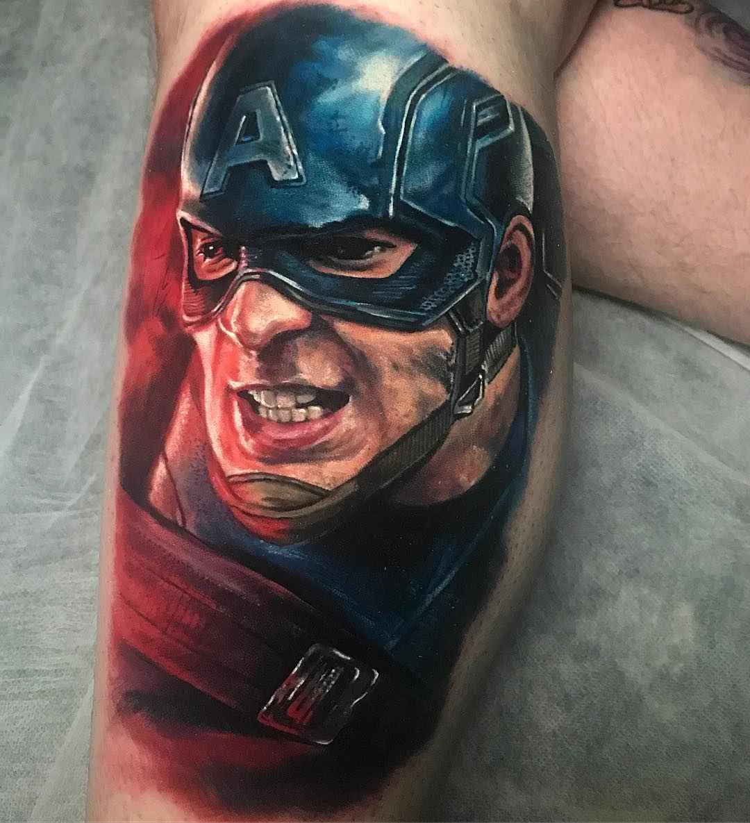 Tatuador Damon Holleis , tatuagem de figura em cores e preto e cinza realista | Sydney, Austrália