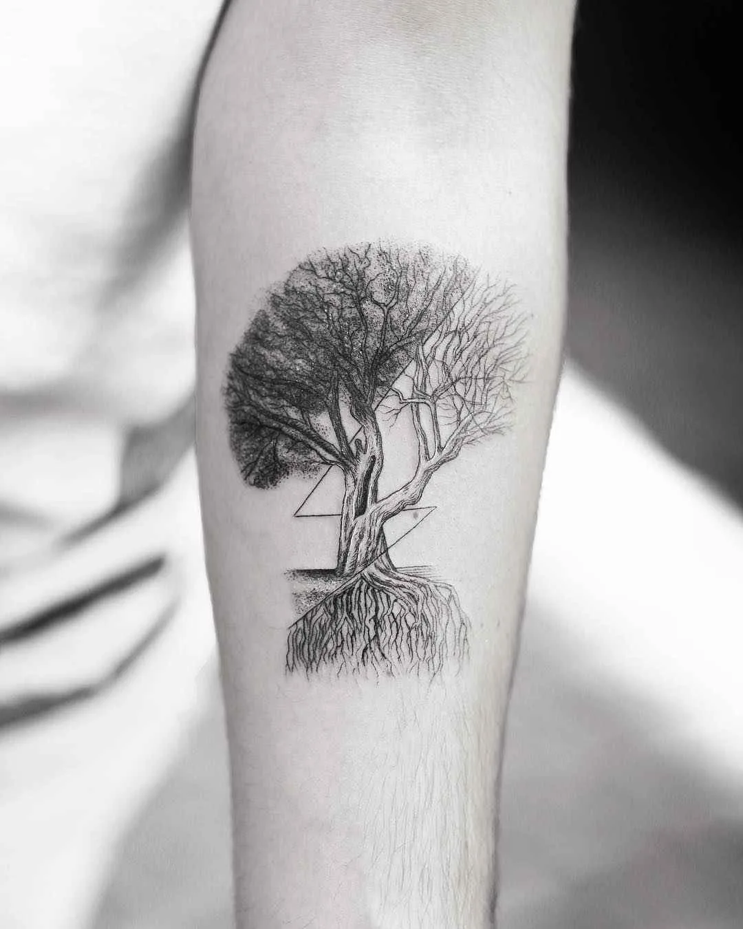 Artista de tatuagem Alessandro Capozzi tatuagem minimalista de autores negros | Roma, Itália