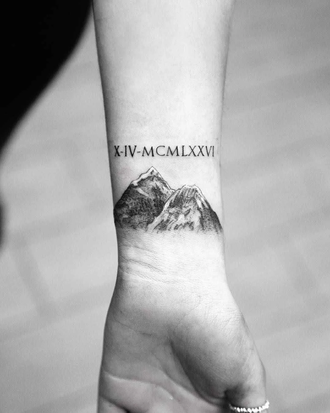 Artista de tatuagem Alessandro Capozzi tatuagem minimalista de autores negros | Roma, Itália