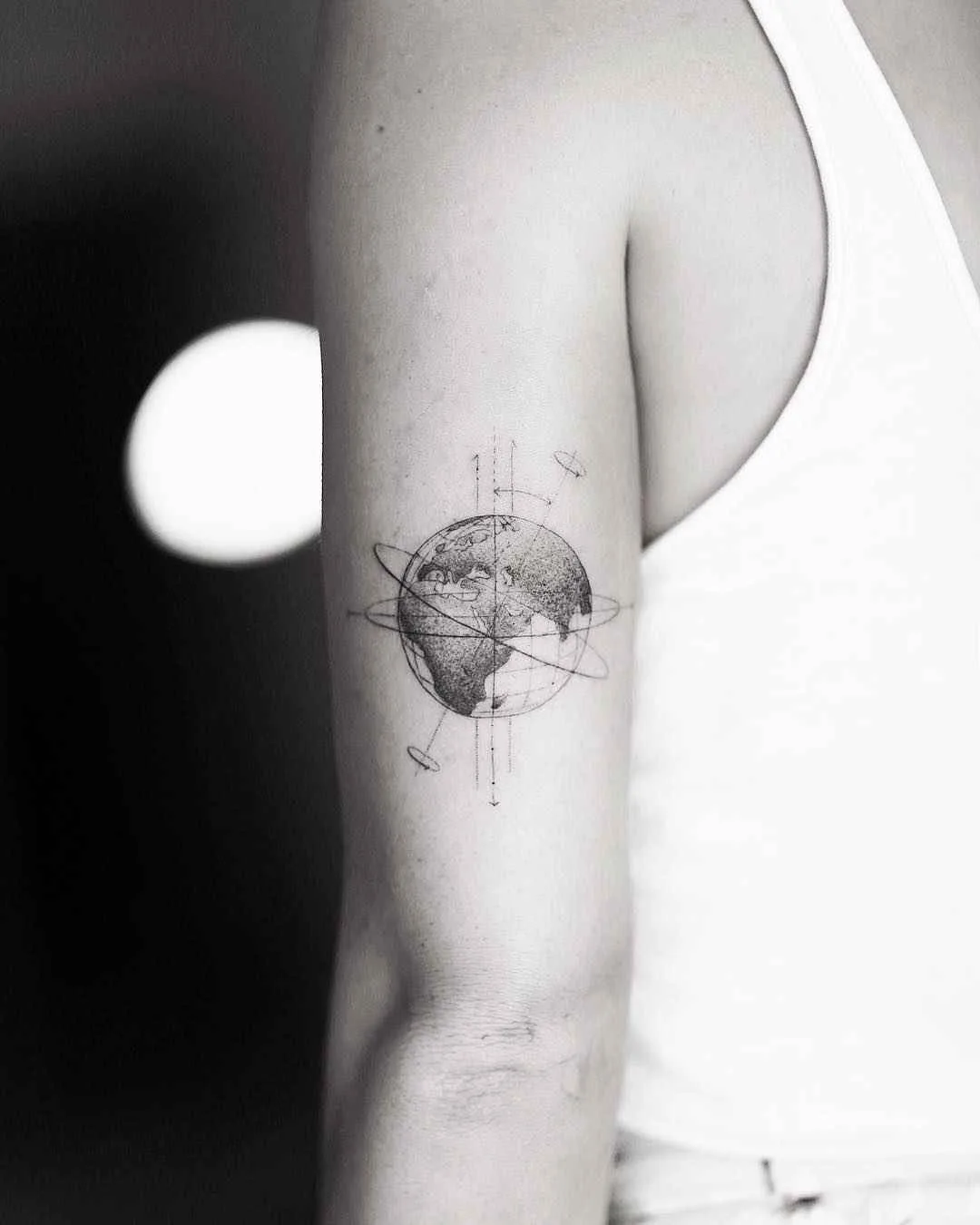 Artista de tatuagem Alessandro Capozzi tatuagem minimalista de autores negros | Roma, Itália