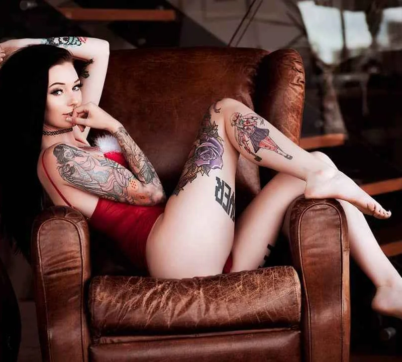 Modello tatuato Hylia Fawkes