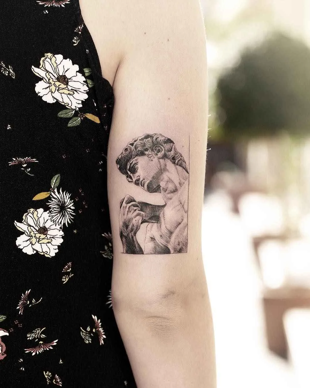Artista de tatuagem Alessandro Capozzi tatuagem minimalista de autores negros | Roma, Itália