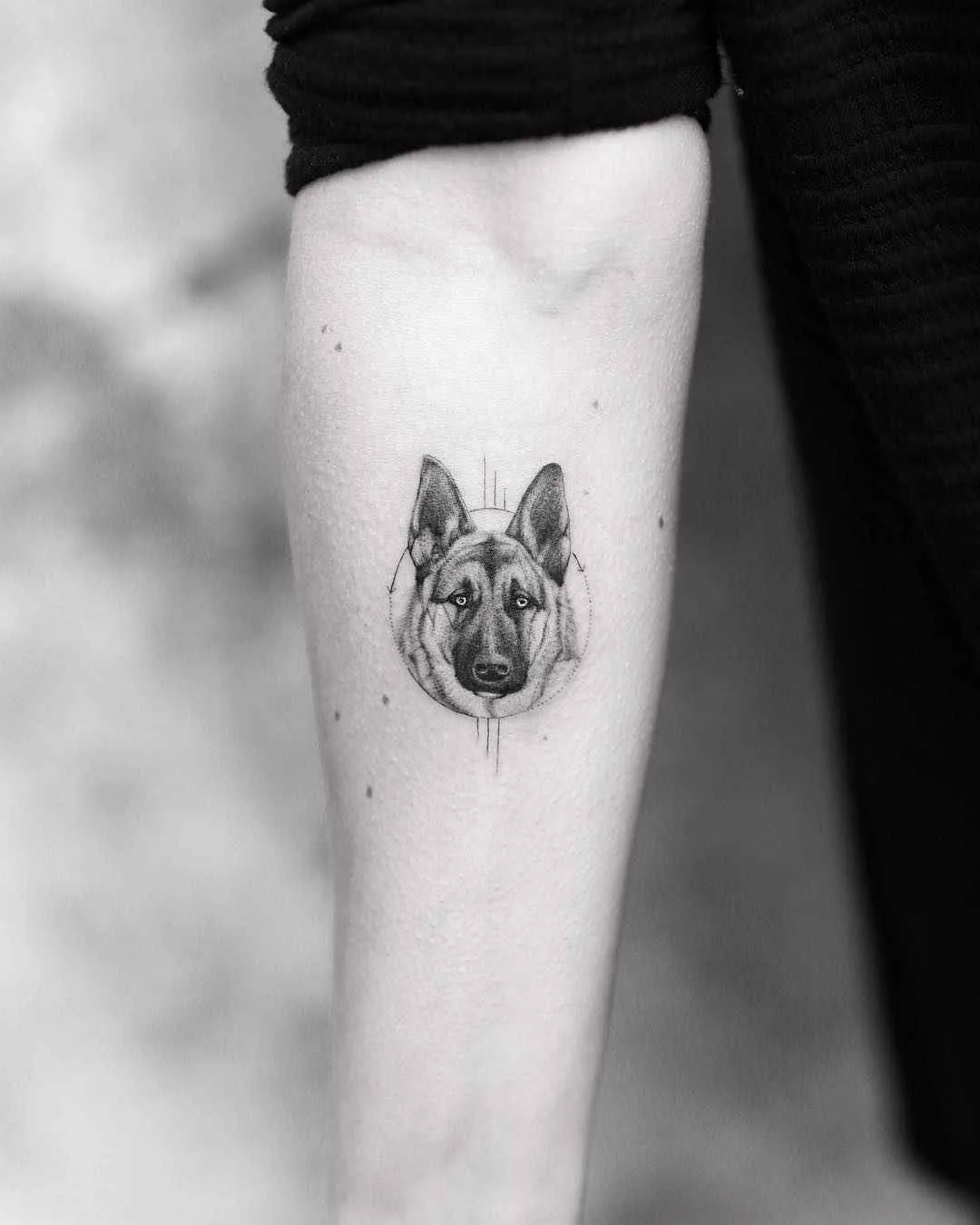 Artista de tatuagem Alessandro Capozzi tatuagem minimalista de autores negros | Roma, Itália