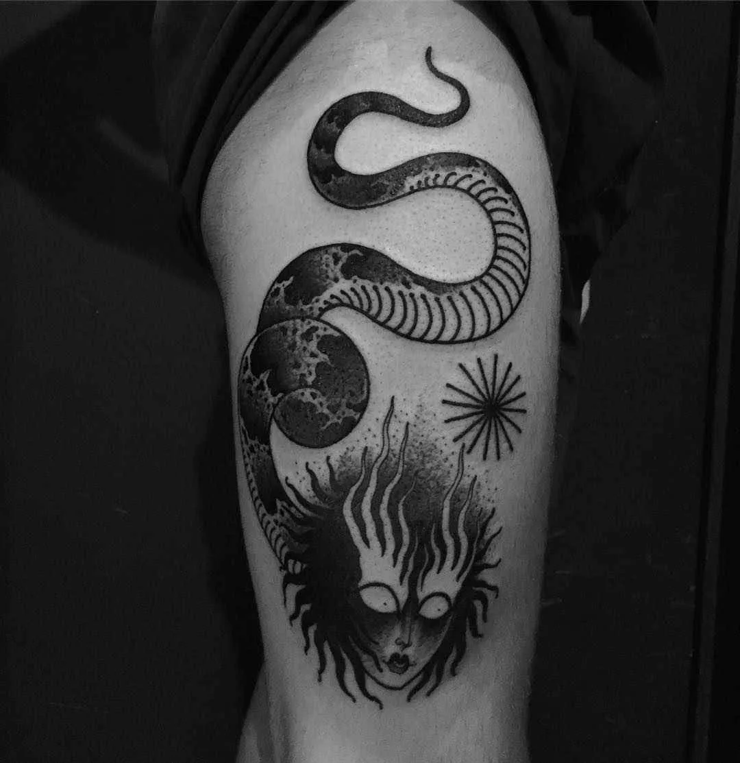Artista de tatuagem Laura Yahna cria estilo de tatuagem blackwork | Alemanha, EUA