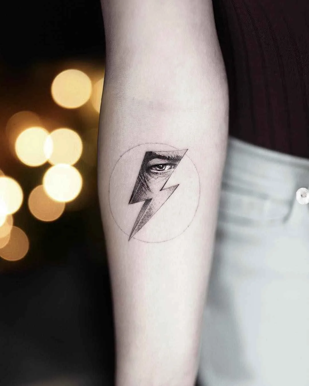 Artista de tatuagem Alessandro Capozzi tatuagem minimalista de autores negros | Roma, Itália