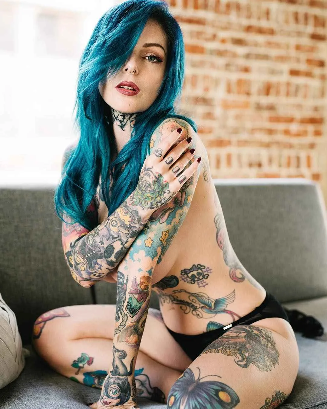 Modello femminile famoso con tatuaggi Riae, foto alternativa di modello | Italia