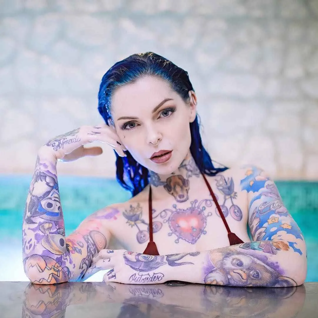 Modello femminile famoso con tatuaggi Riae, foto alternativa di modello | Italia