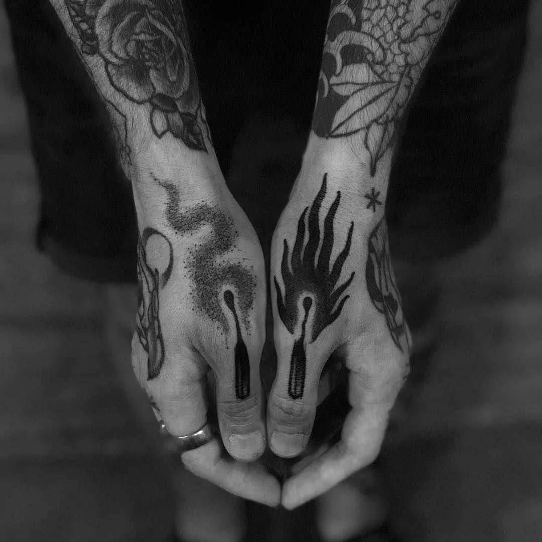 Artista de tatuagem Laura Yahna cria estilo de tatuagem blackwork | Alemanha, EUA
