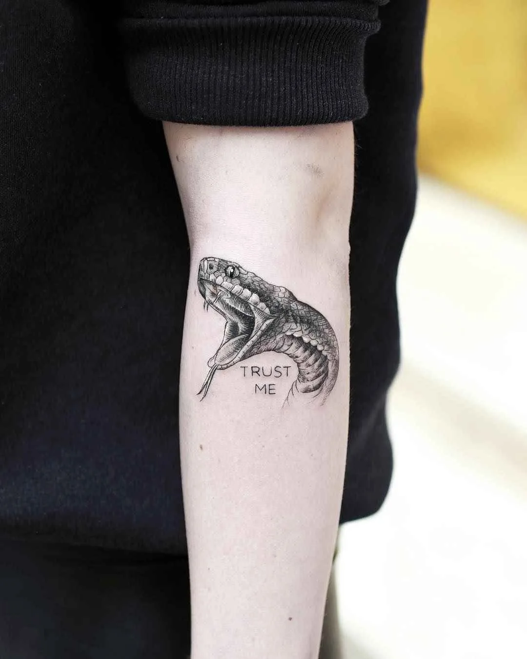 Artista de tatuagem Alessandro Capozzi tatuagem minimalista de autores negros | Roma, Itália