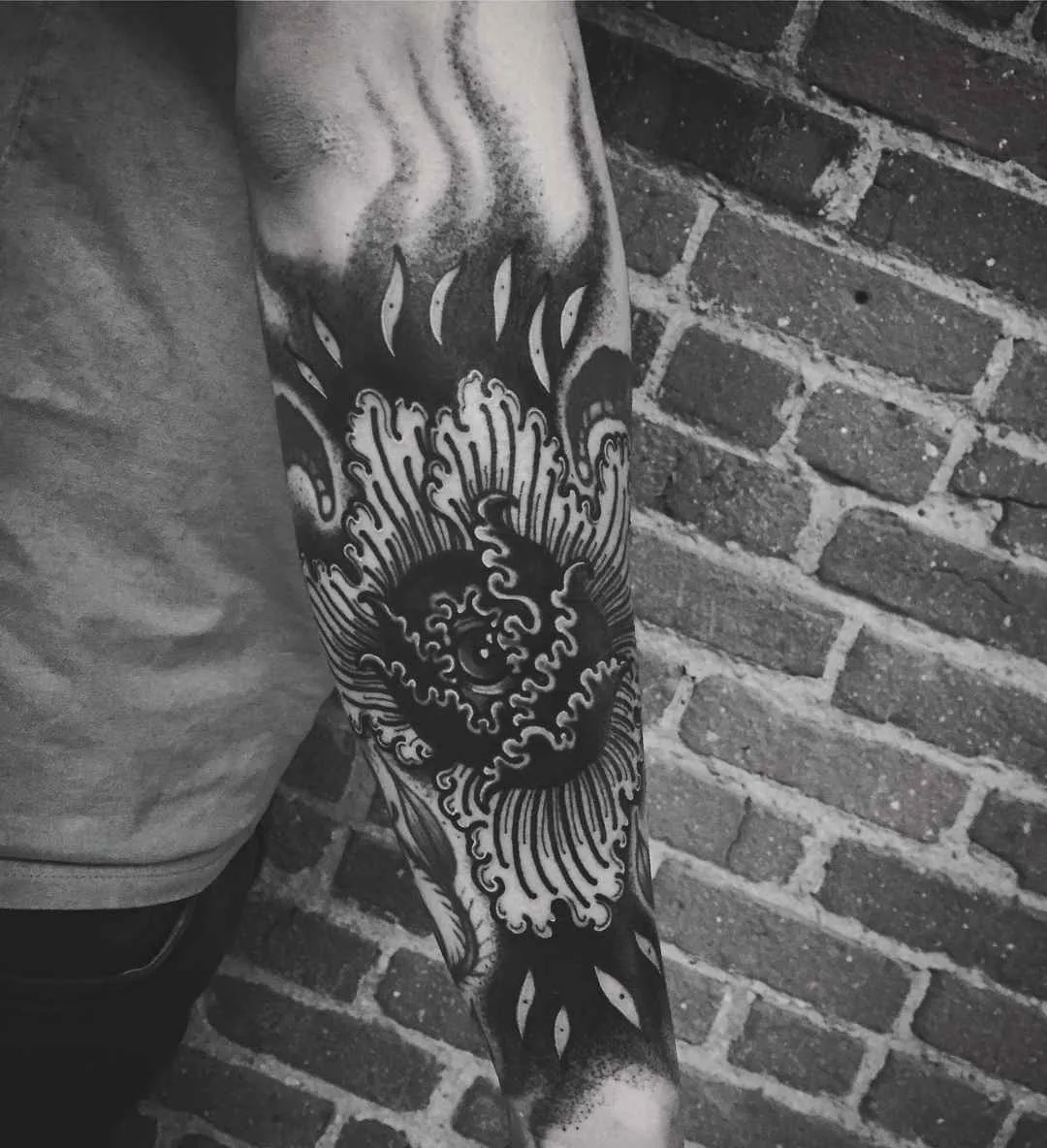Artista de tatuagem Laura Yahna cria estilo de tatuagem blackwork | Alemanha, EUA