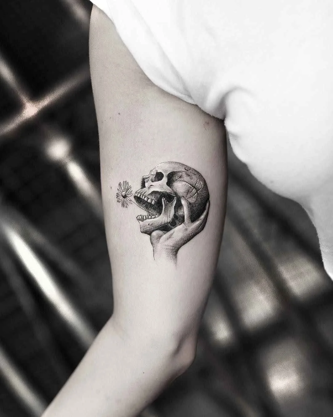 Artista de tatuagem Alessandro Capozzi tatuagem minimalista de autores negros | Roma, Itália
