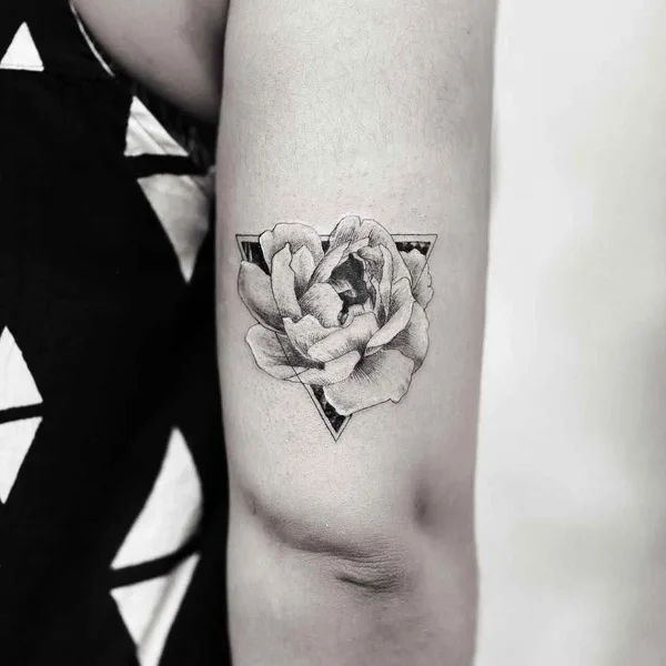 Graphic tattoo by Alessandro Capozzi in Roma