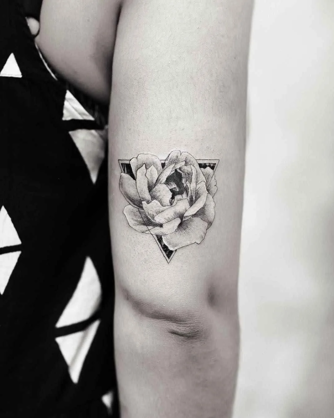 Artista de tatuagem Alessandro Capozzi tatuagem minimalista de autores negros | Roma, Itália