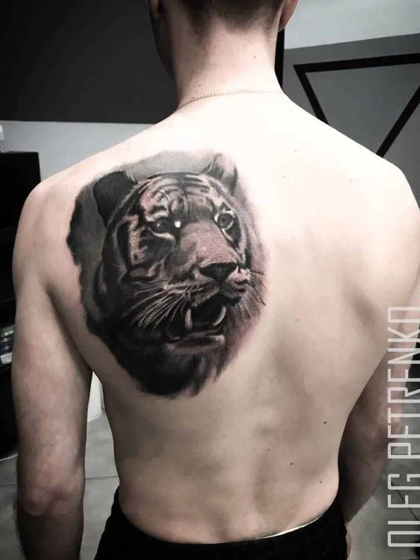 male black and grey realism 纹身 在 upper back #16699 | 纹身师 Петренко Олег