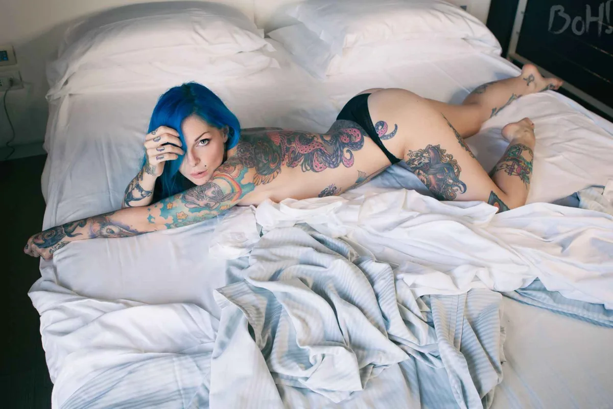 Modello femminile famoso con tatuaggi Riae, foto alternativa di modello | Italia