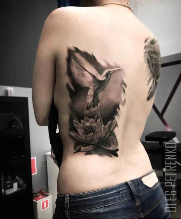 Реализм Hummingbird, Lotus tattoo на Спина
