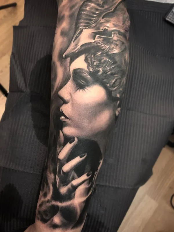female black and grey realism 타투 부위 forearm #27757 | 타투이스트 Ezequiel Samuraii