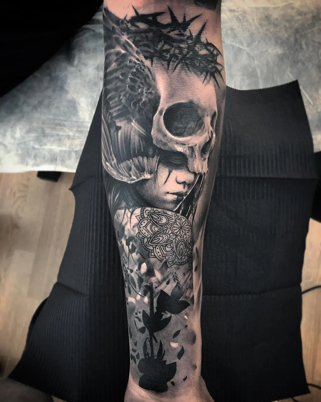 Artista del tatuaggio Ezequiel Samuraii, ritratto nero e grigio surreale horror tatuaggio realistico | Barcellona, Spagna