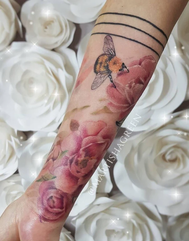 Реализм Bee, Flowers tattoo на Предплечье