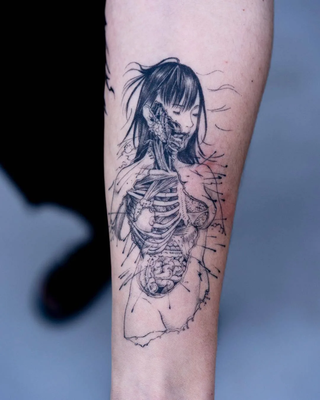Artista tatuatore Oozy, bozzetto dell'autore di un tatuaggio surreale | Seoul, Corea