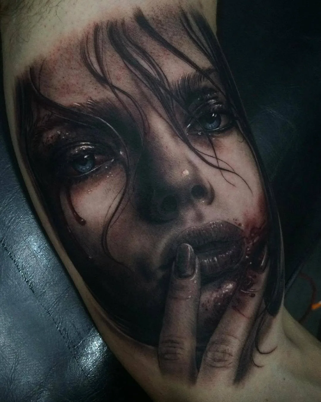 Tattoo artist Fred Thomas, black and grey portrait realistic tattoo | Spain