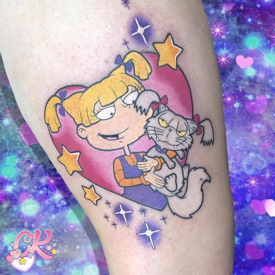 Artista tatuatore Carly Kawaii Kroll, tatuaggio colorato kawaii, stile new school | Melbourne, Australia