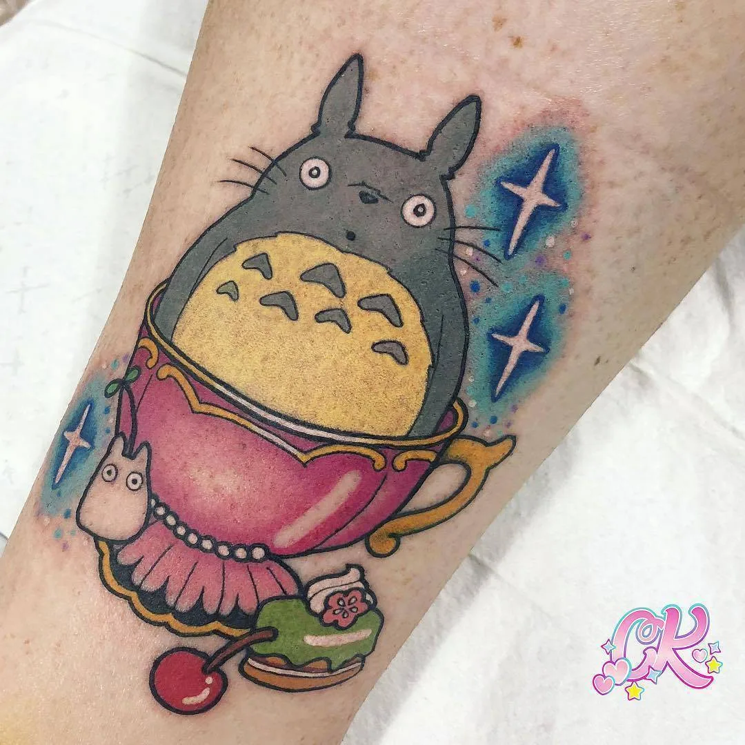 Artista tatuatore Carly Kawaii Kroll, tatuaggio colorato kawaii, stile new school | Melbourne, Australia
