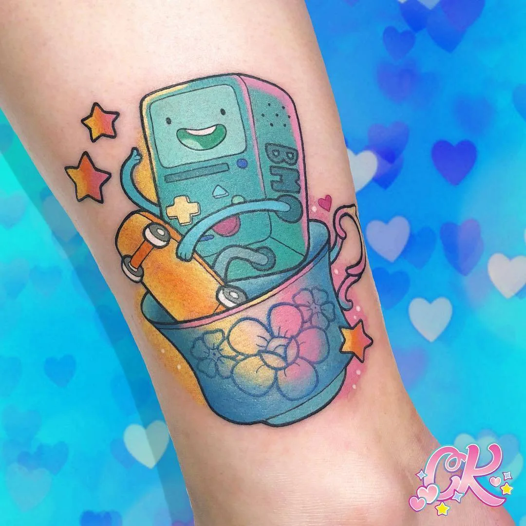 Artista tatuatore Carly Kawaii Kroll, tatuaggio colorato kawaii, stile new school | Melbourne, Australia