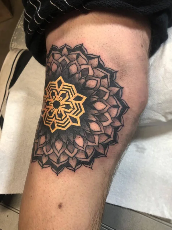 black and grey mandala tattoo auf knee #27994 | Tätowierer Jake Gordon