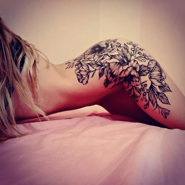 Ботаническая Flowers, Leaves tattoo на Thigh