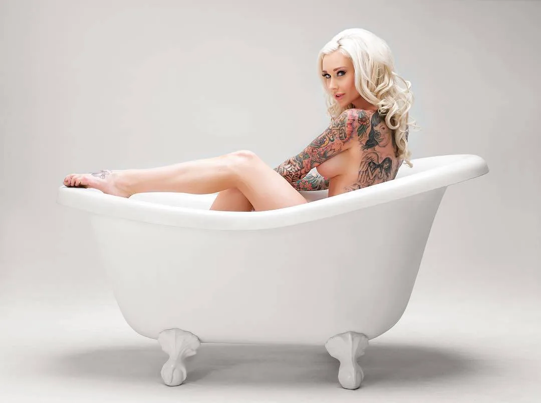 Modello femminile tatuato pin-up Sabina Kelley, modello alternativo, ragazza con tatuaggio | USA  
