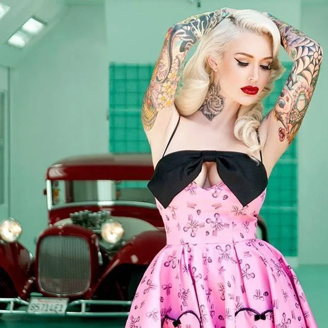 Modello femminile tatuato pin-up Sabina Kelley, modello alternativo, ragazza con tatuaggio | USA  