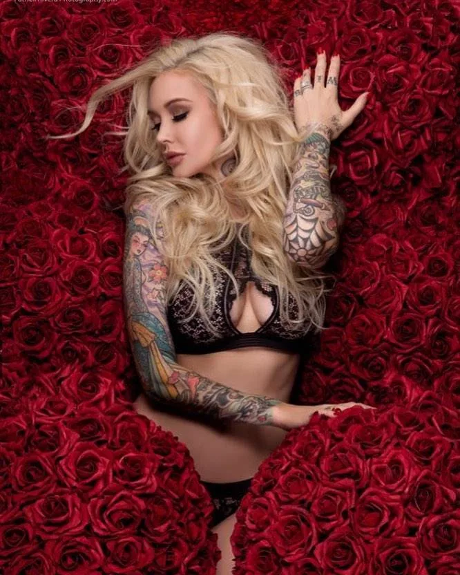 Modello femminile tatuato pin-up Sabina Kelley, modello alternativo, ragazza con tatuaggio | USA  