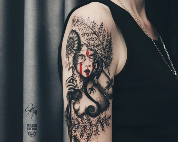 Блэкворк Woman, Snake tattoo на Плечо