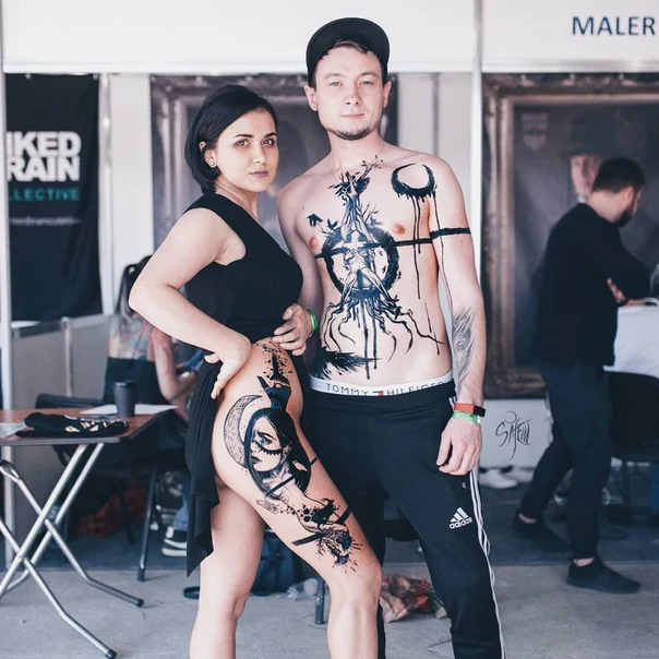 Блэкворк Portrait, Moon tattoo на Thigh