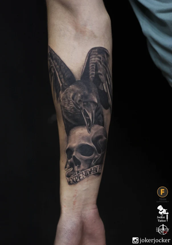 Чёрно-серая Skull, Crow tattoo на Предплечье