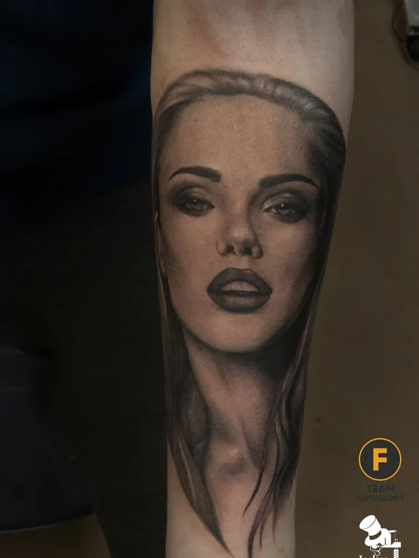 female black and grey realism Tatuagem em forearm #28565 | Tatuador Evgen Jocker