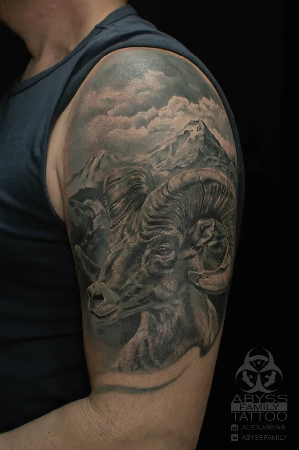 Реализм Ram, Mountain tattoo на Плечо