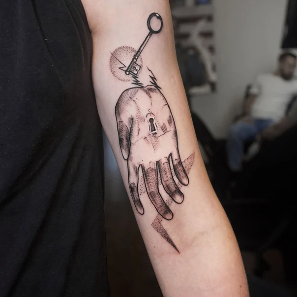 Блэкворк Hand, Key tattoo на Предплечье